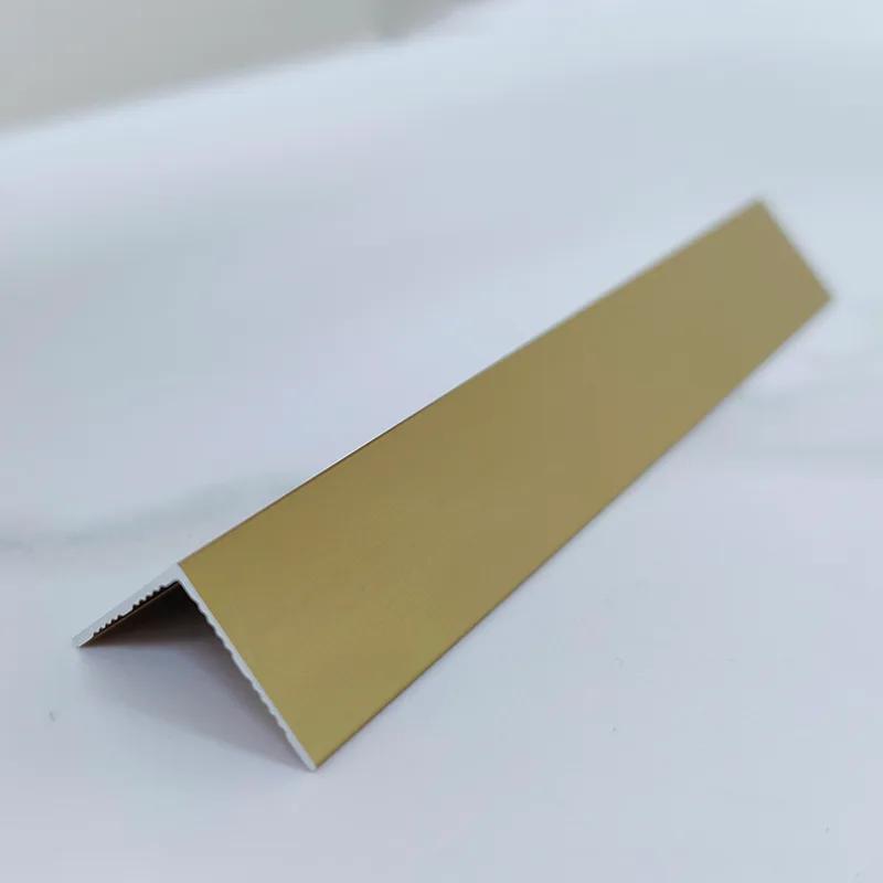 90° دایاں زاویہ تراشیں۔